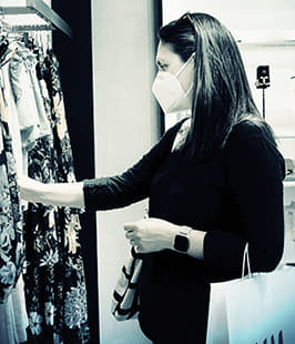 woman shopping with COVID mask